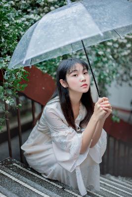 年轻的女孩在办公室推荐香水