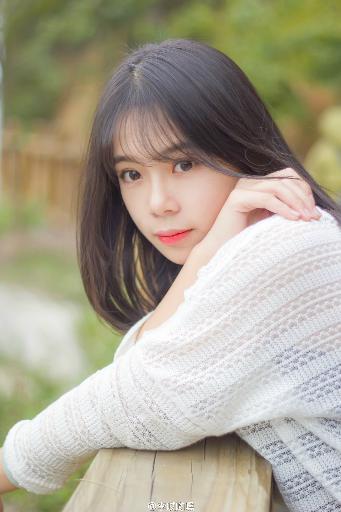 中午妈妈在厨房做饭