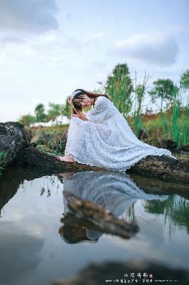 年轻的女孩在办公室推荐香水