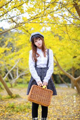 年轻的女孩在办公室推荐香水