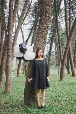 小保姆在厨房做饭