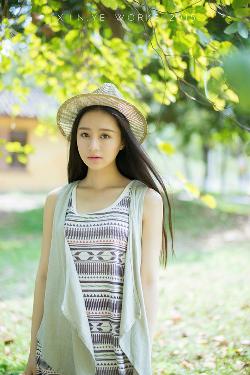 年轻的女孩在办公室推荐香水